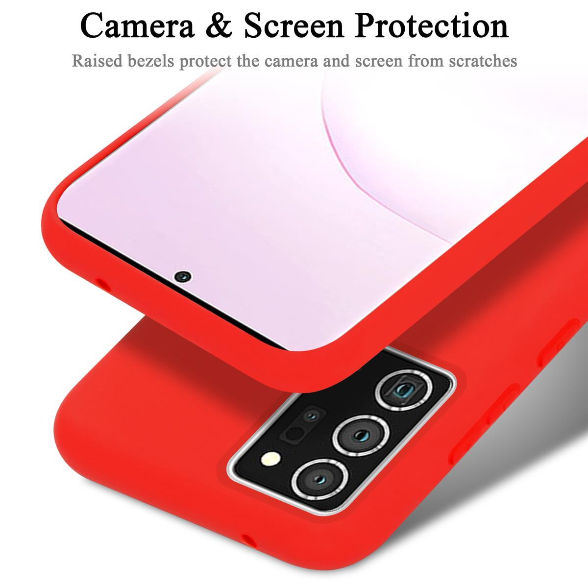 Una custodia rossa su un telefono. Il testo recita: Protezione fotocamera e schermo. Lo sfondo è bianco.