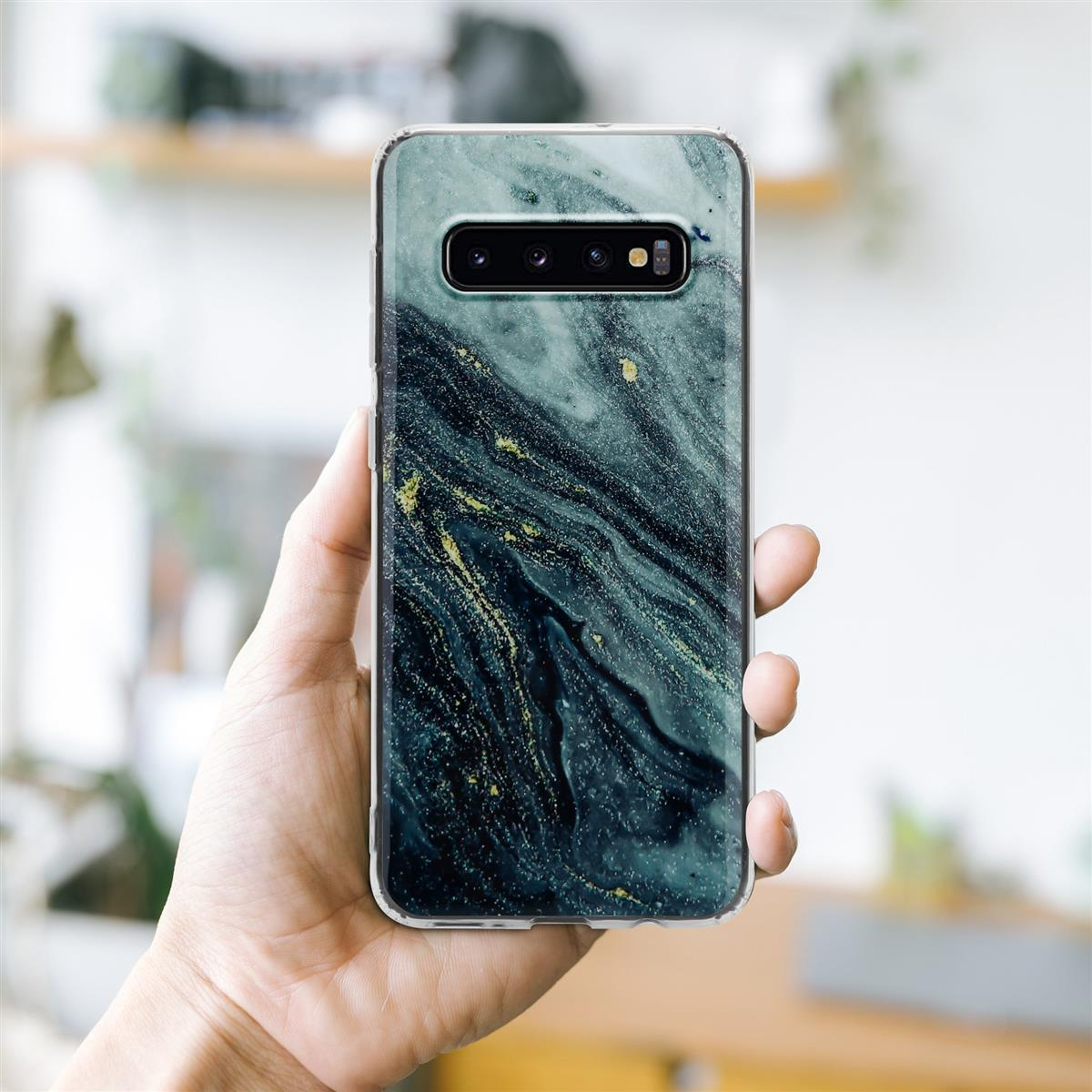 Mano che tiene una custodia per telefono con un design marmoreo.