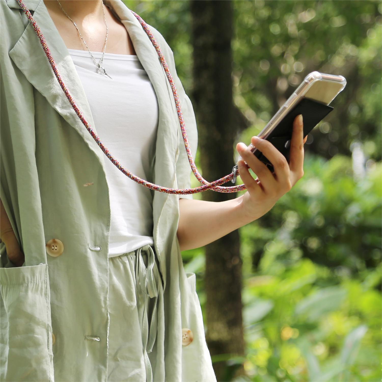 Frau hält Telefon mit Hülle und Riemen.