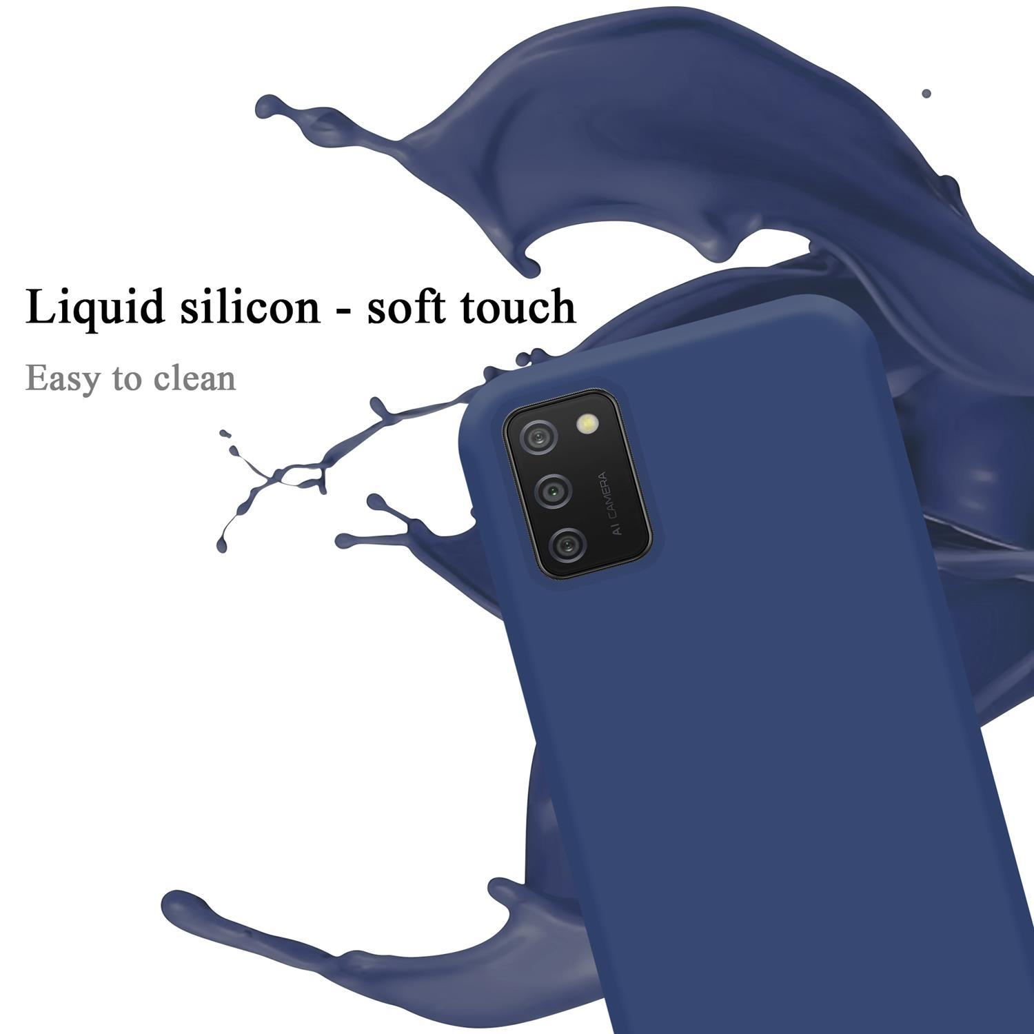 Custodia blu per telefono con tre fotocamere. Silicone liquido, tocco morbido. Schizzo di vernice sullo sfondo. Titolo: Silicone liquido - tocco morbido.