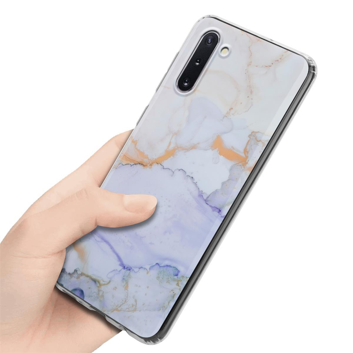 Mano che tiene un telefono con custodia dal design marmoreo. Sfondo bianco. Il telefono ha una custodia trasparente.