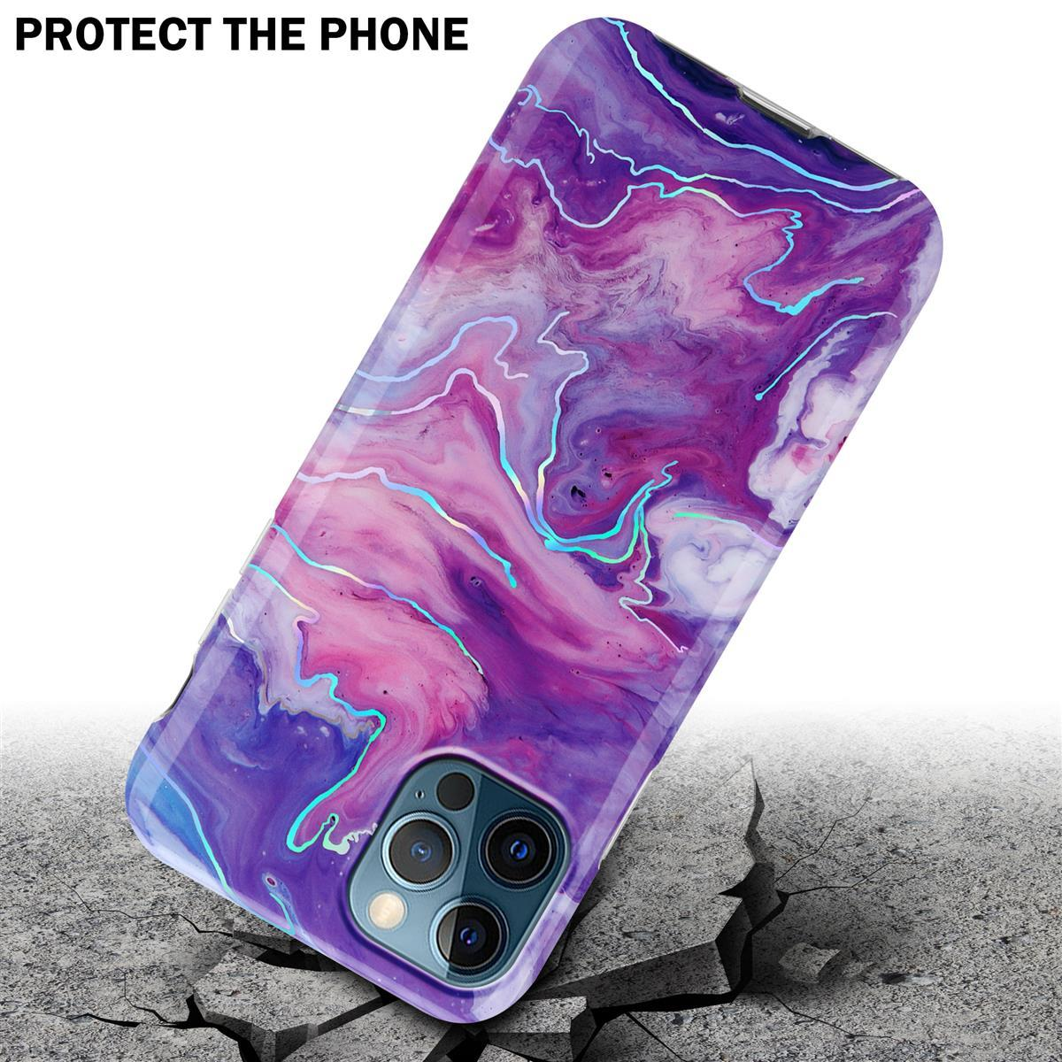 Eine Handyhülle mit einem abstrakten Design in Lila, Rosa und Blau. Die Hülle befindet sich auf einem Telefon, das auf einer Oberfläche gerissen ist.