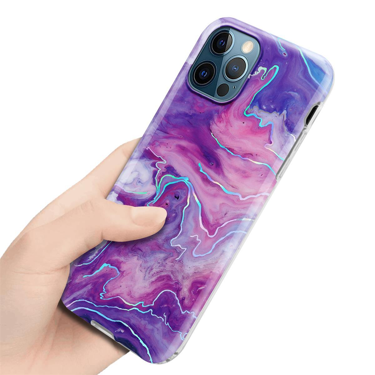 Eine Hand, die ein Telefon mit einer gemusterten, lila und rosa Hülle hält.