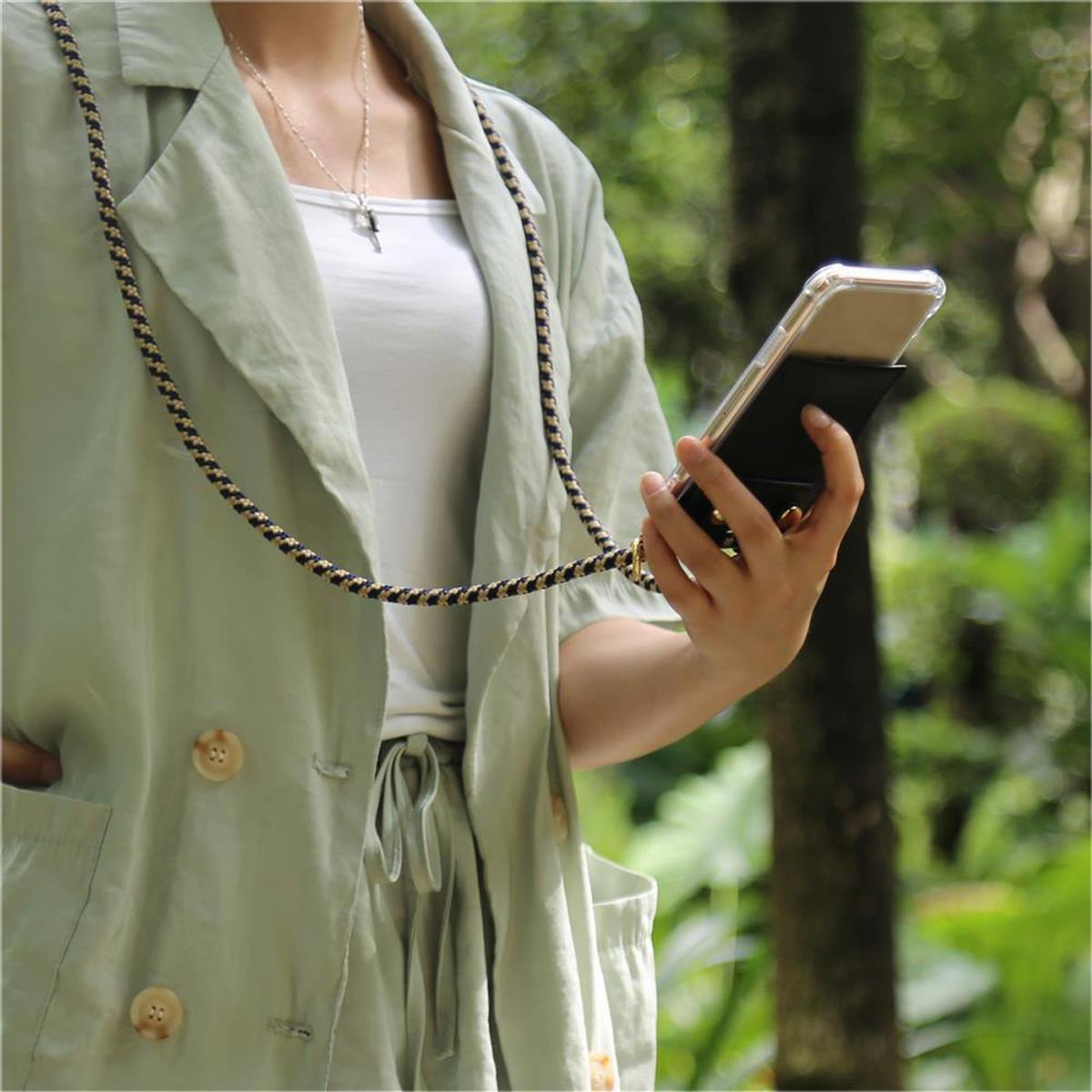 Frau hält Telefon mit schwarzem Kartenhalter und gemustertem Schlüsselband, im Freien.