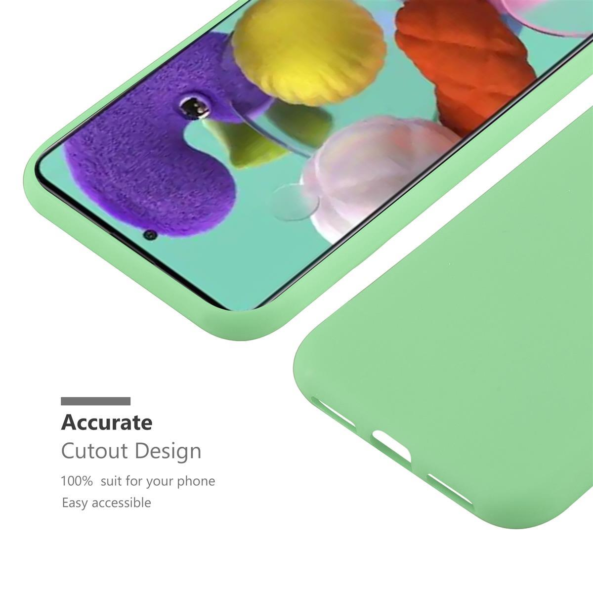 Una custodia verde con un telefono dentro. Testo: Design con ritaglio preciso.