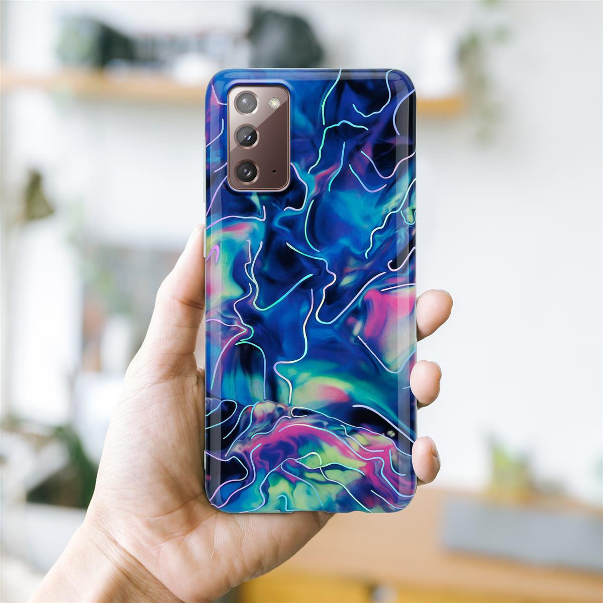 Una mano che tiene un telefono con una custodia dal design vibrante, astratto e multicolore.