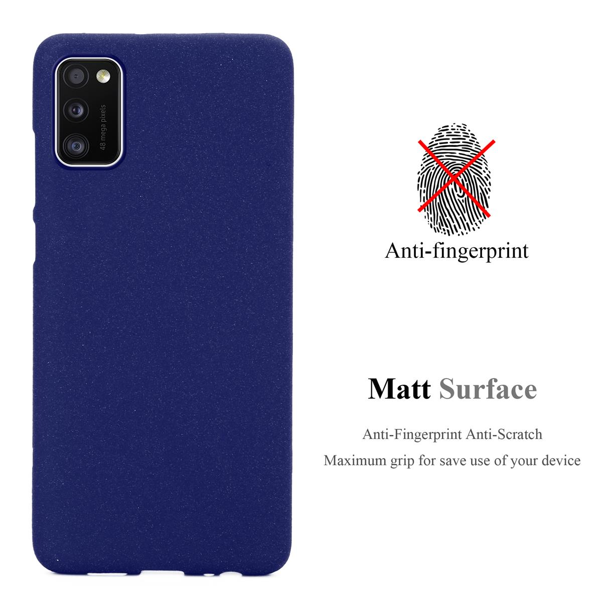 Una custodia per telefono blu navy con superficie opaca. Il testo recita: Anti-impronte digitali e superficie opaca.