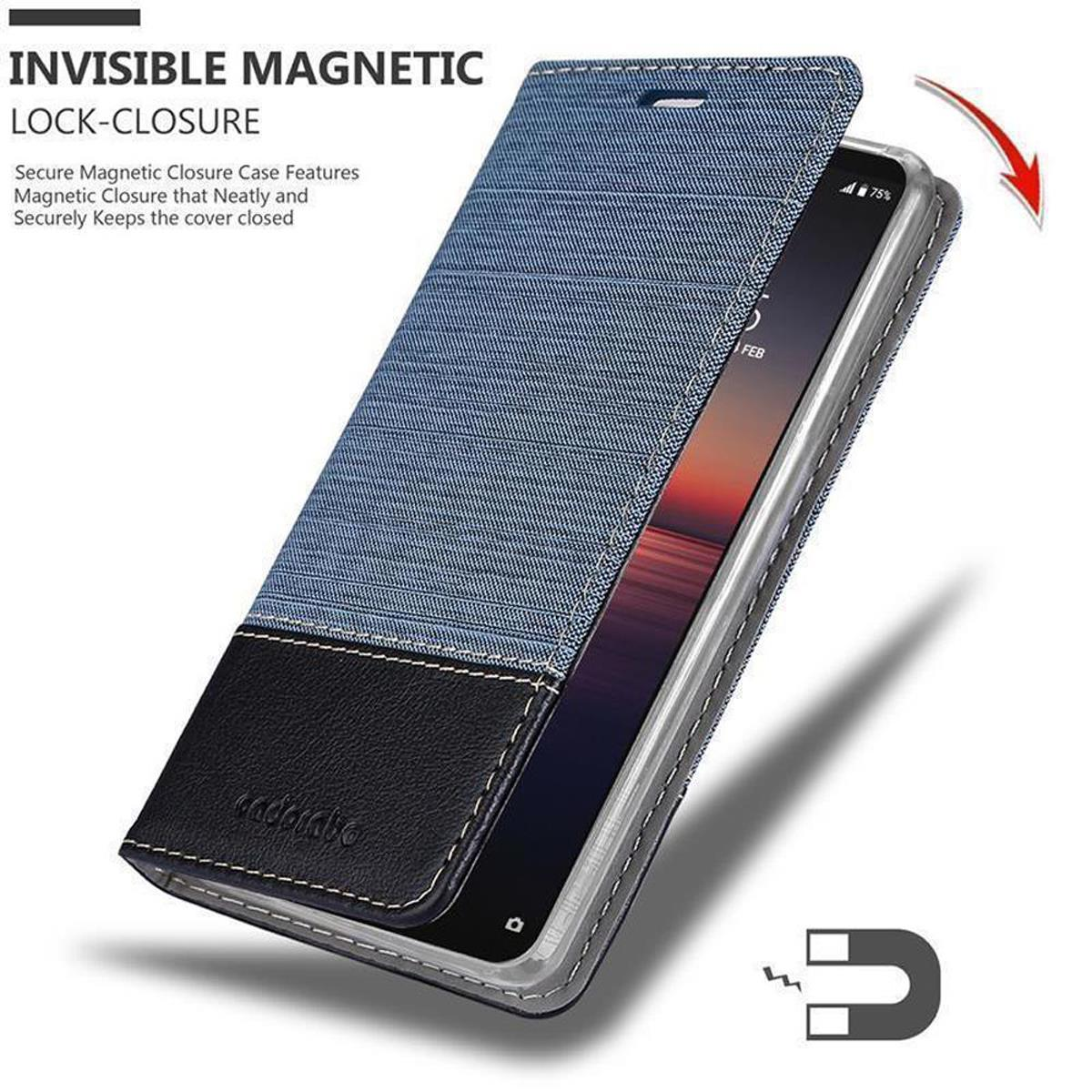 Custodia per telefono con texture denim, aperta per mostrare il telefono. La custodia ha una chiusura magnetica.