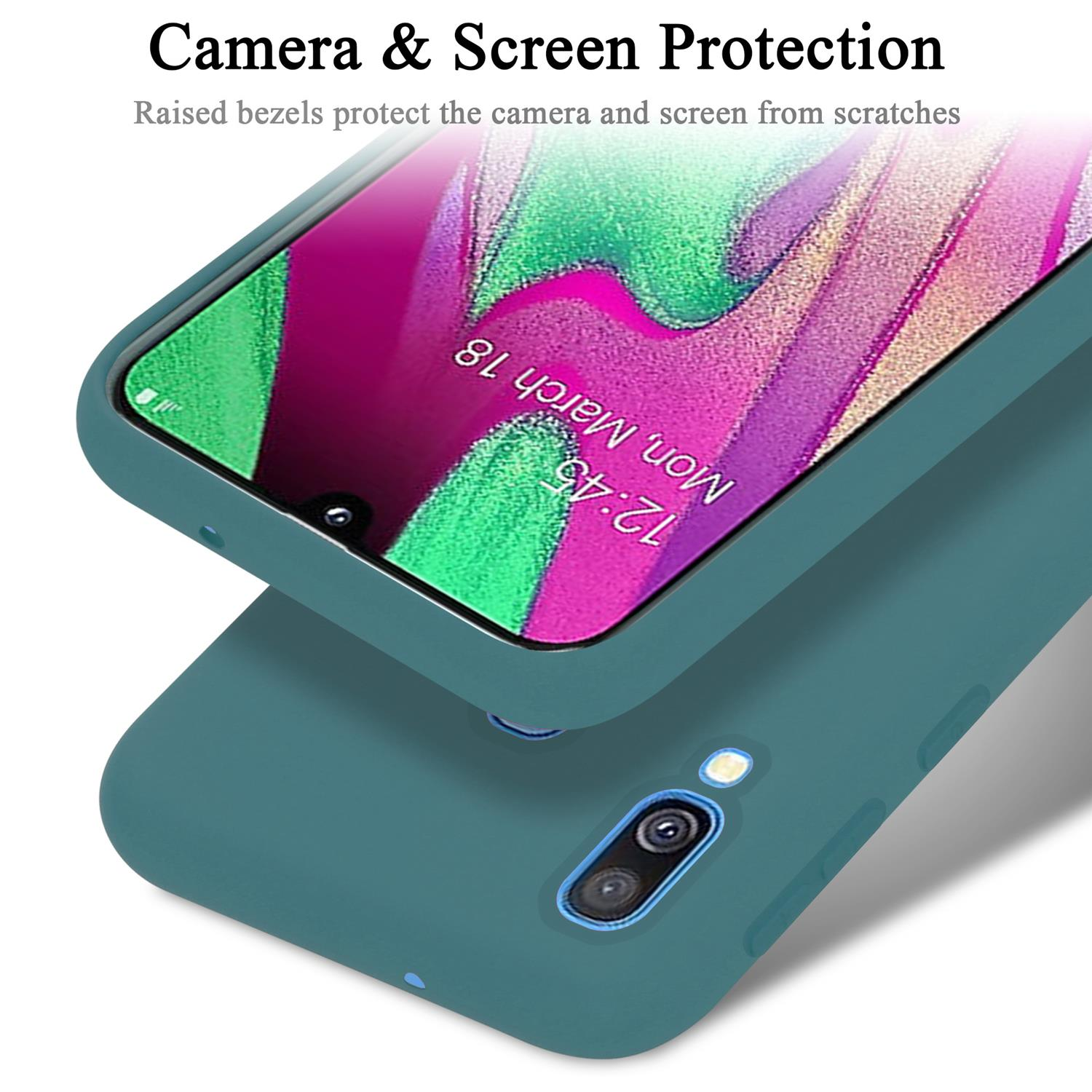 Una custodia verde acqua con un telefono all'interno, testo: Protezione fotocamera e schermo.