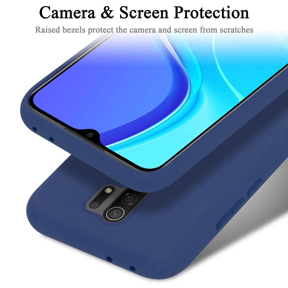 Custodia blu per telefono su superficie bianca. Il telefono è parzialmente visibile. Testo: Protezione fotocamera e schermo.