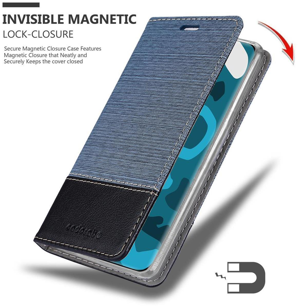 Custodia per telefono in denim blu con patta in pelle nera. La custodia è chiusa, viene mostrato un magnete.