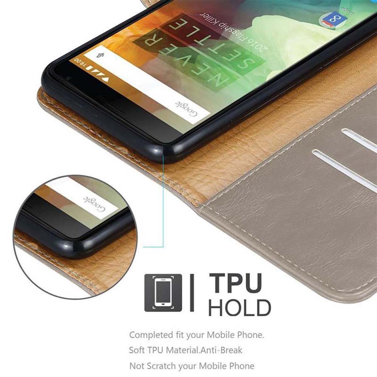 Primo piano dello schermo di un telefono all'interno di una custodia, che mostra una pagina di ricerca di Google e un'etichetta TPU HOLD.