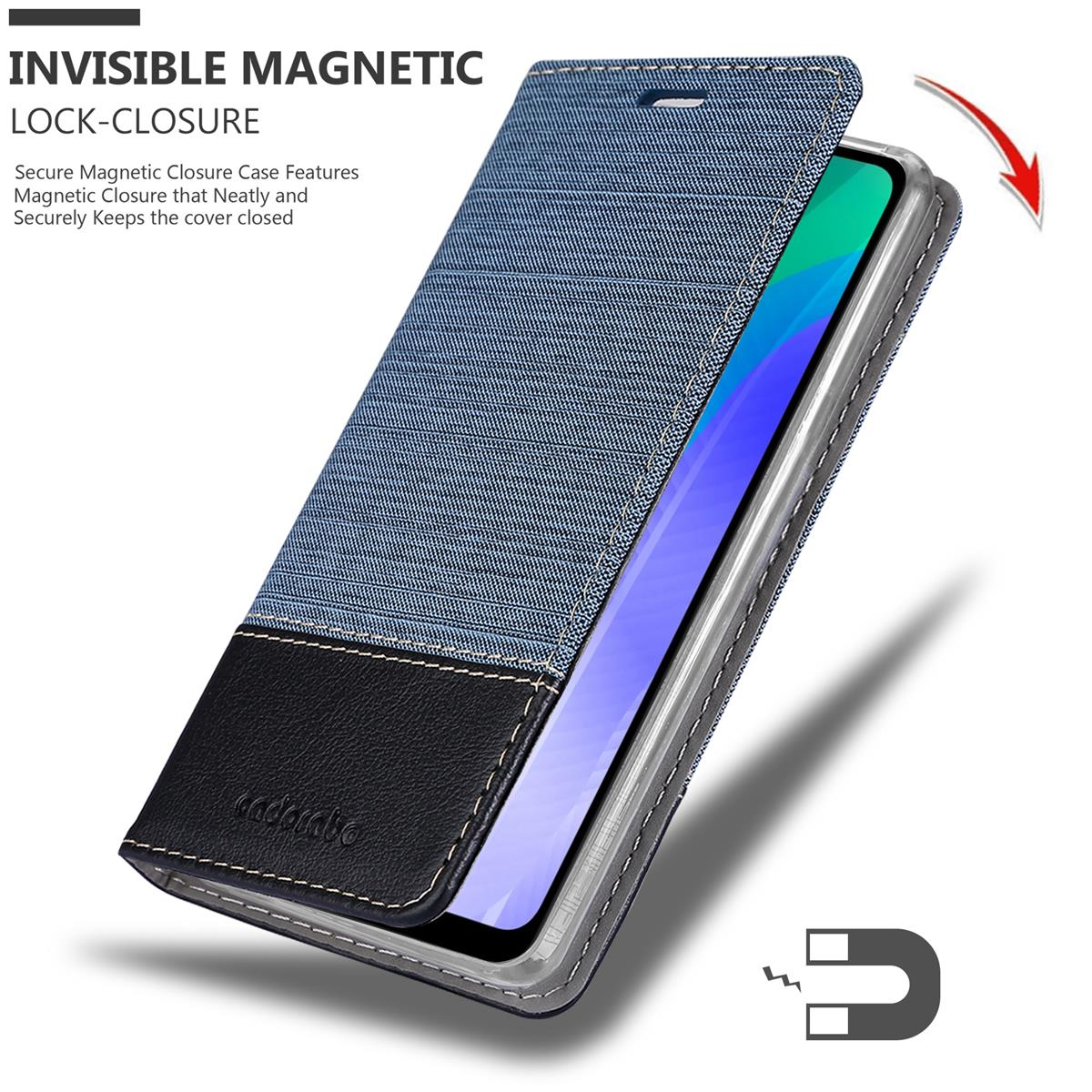 Custodia per telefono in denim con chiusura magnetica. È aperta e su una superficie bianca.