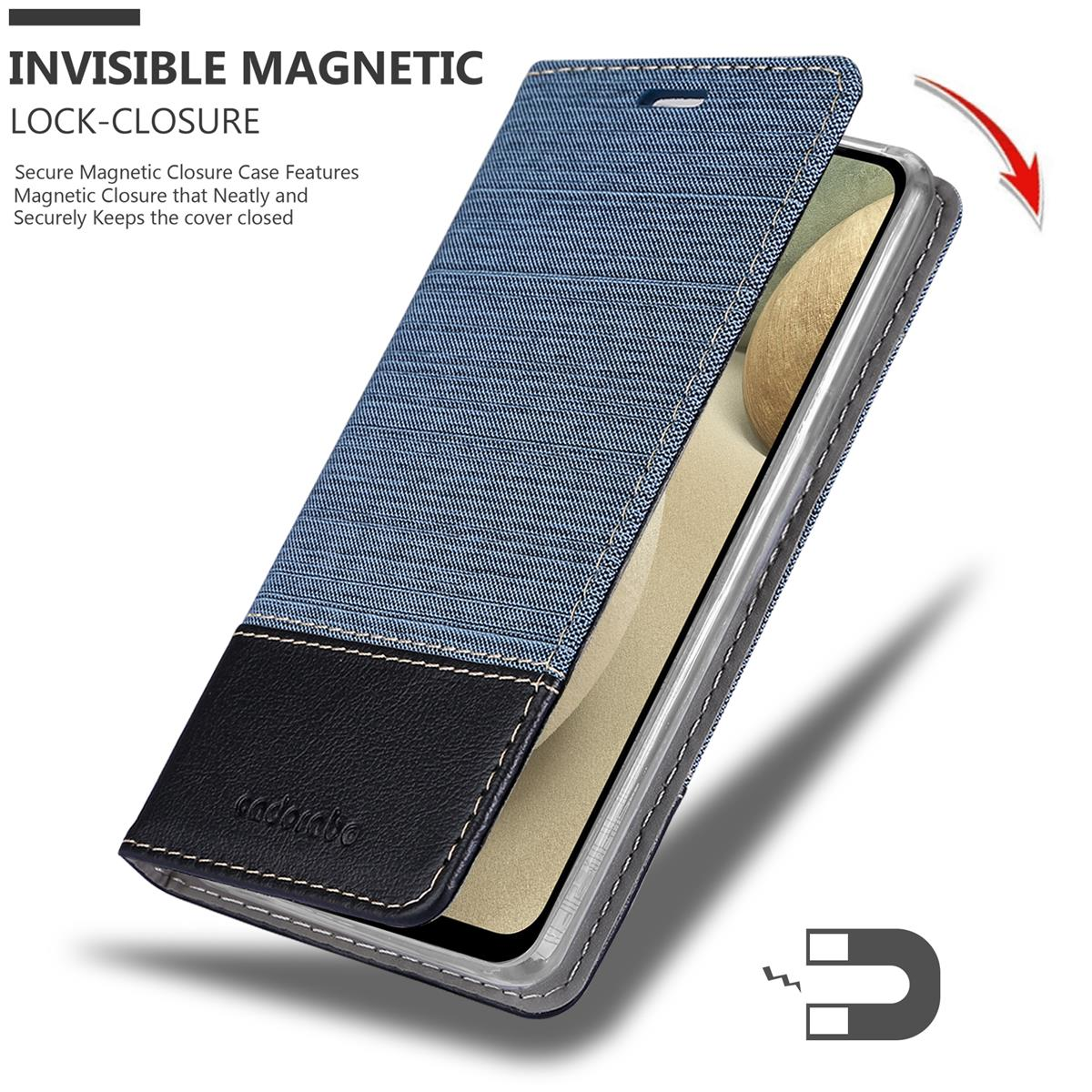 Una custodia per telefono in denim con fondo in pelle nera. La custodia è aperta, mostrando il telefono all'interno. Dettagli chiusura magnetica.