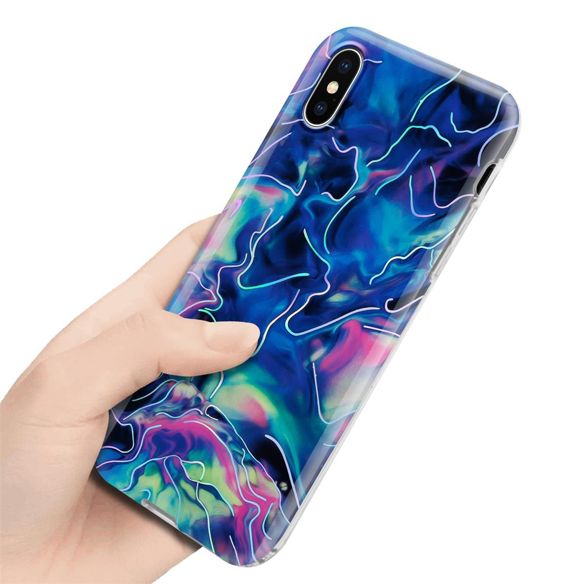 Una mano tiene una custodia per telefono con un design blu e astratto.