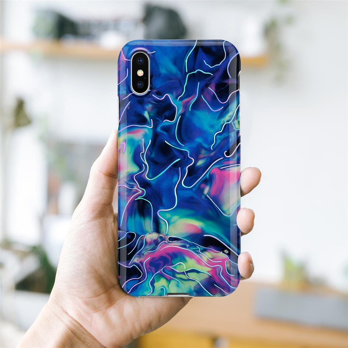 Mano che tiene un telefono con una custodia dal design astratto blu e verde. Linee bianche sovrapposte.