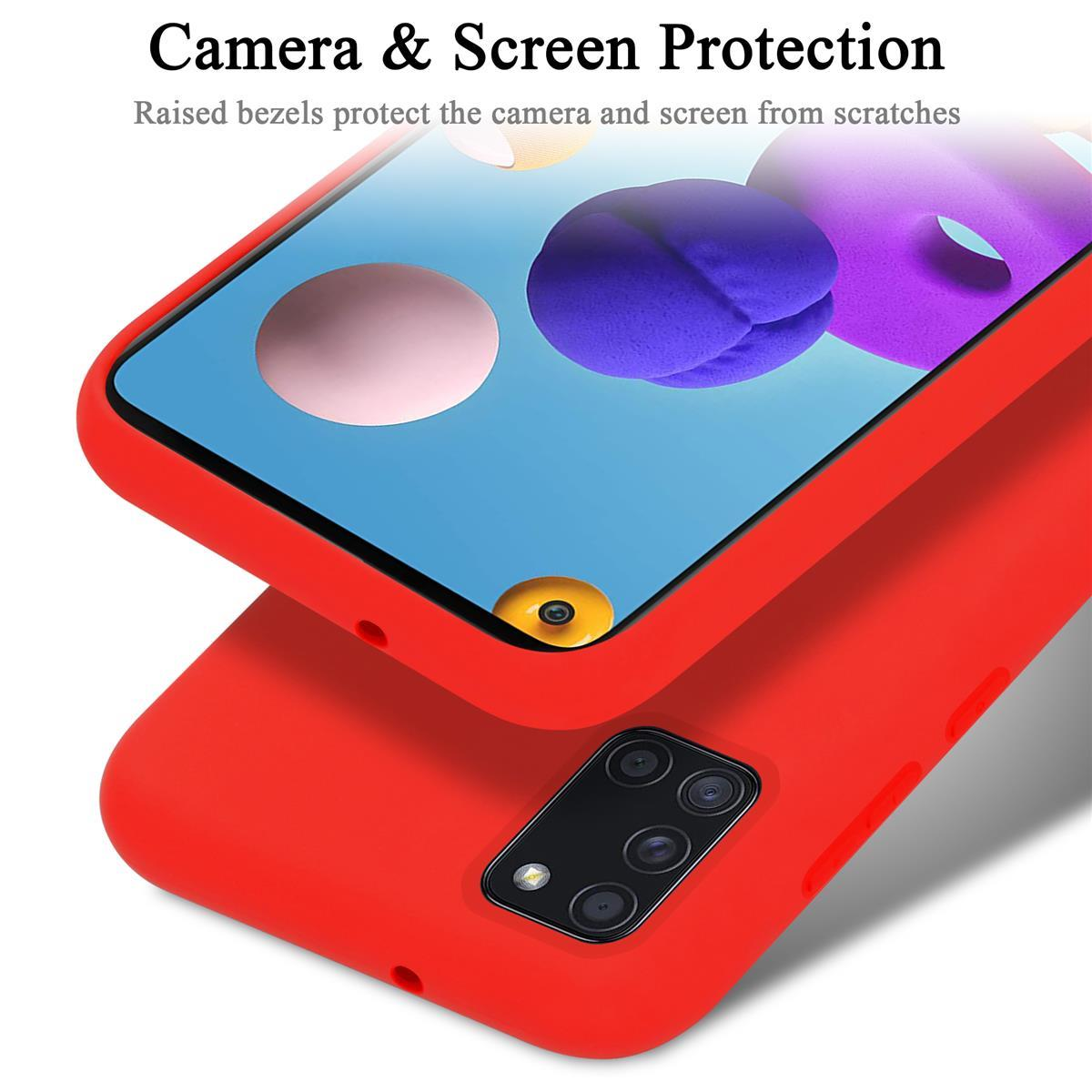 Due custodie rosse per telefono. Una aperta. Testo: Protezione fotocamera e schermo. Le cornici rialzate proteggono la fotocamera e lo schermo.
