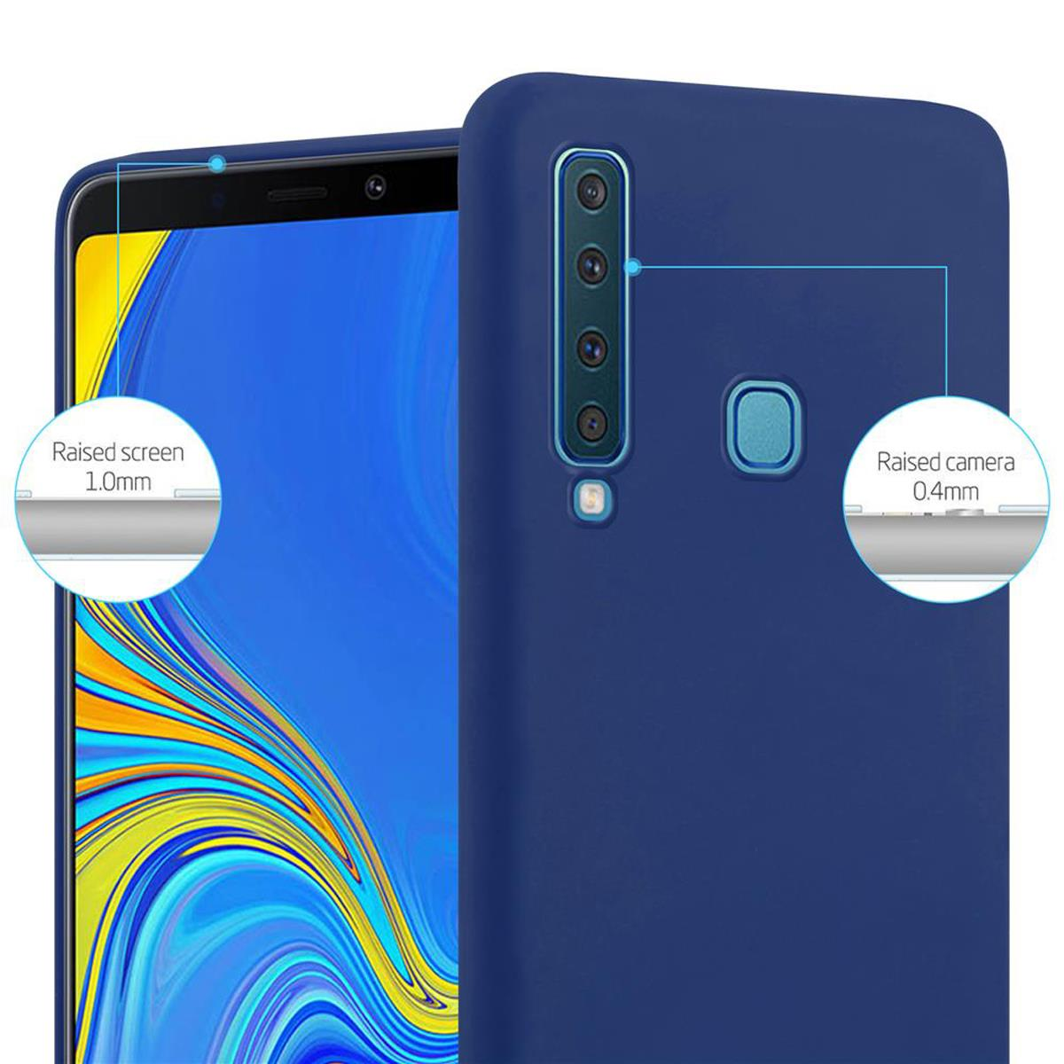 Custodia per telefono blu scuro con schermo che mostra l'ora 08:08. La custodia mostra la protezione rialzata della fotocamera.