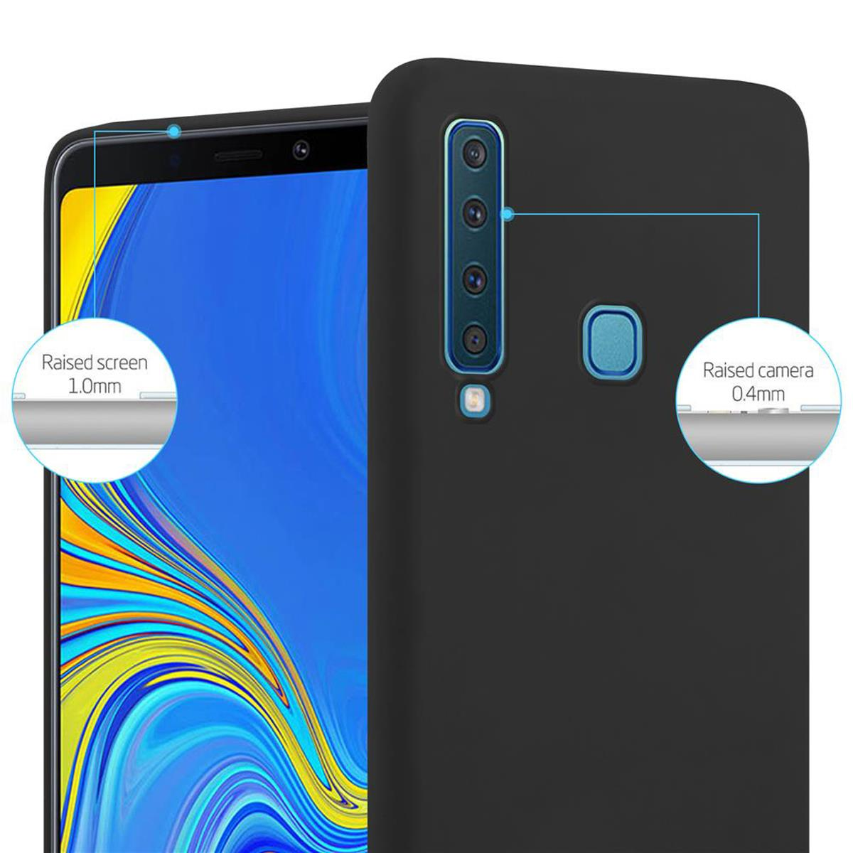 Una custodia nera con uno smartphone. Mostra i dettagli dello schermo e della fotocamera. Ha protezione schermo e fotocamera rialzata.
