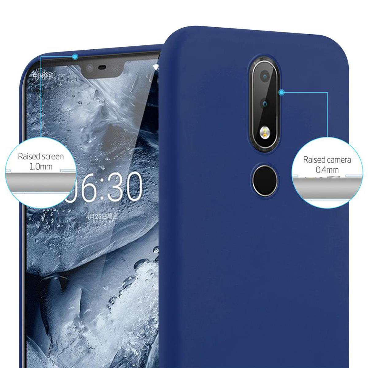 Funda de teléfono azul oscuro con un teléfono dentro, con círculos que resaltan la cámara y la pantalla. Fondo blanco.