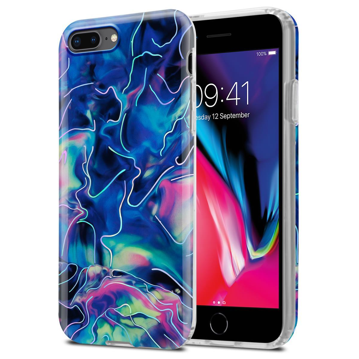 Telefon mit Hülle. Die Hülle hat ein blaues und grünes abstraktes Design. Telefon liegt seitlich.