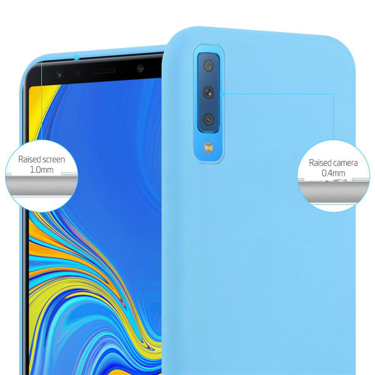 Una custodia per telefono azzurra con schermo e fotocamera rialzati. Etichette di testo mostrano le dimensioni. Sfondo semplice.