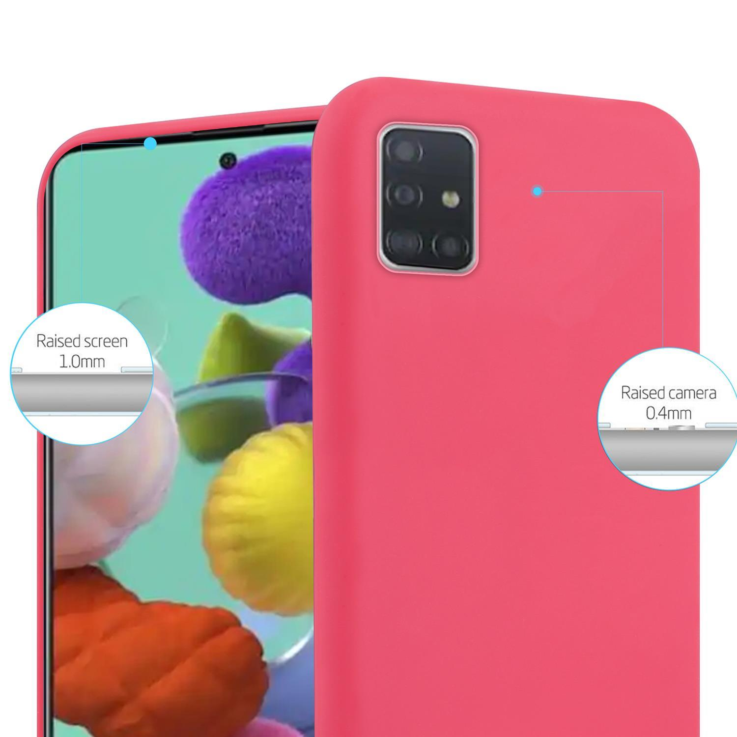 Una custodia per telefono rosa. Testo e diagrammi mostrano la protezione rialzata dello schermo e della fotocamera.
