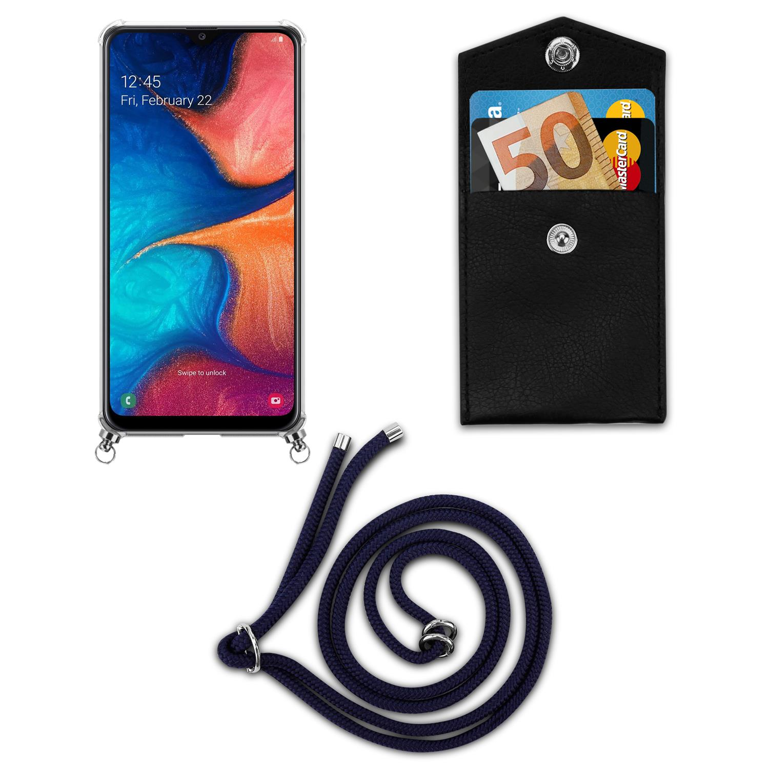 Un telefono, un portafoglio e un cinturino blu navy. Il telefono mostra una schermata iniziale. Il portafoglio ha delle carte.