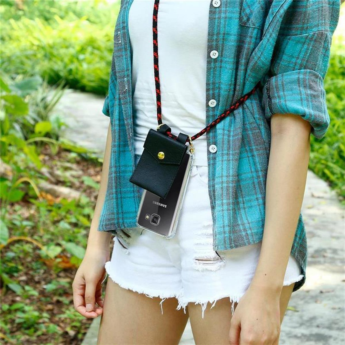 Mujer con camisa de cuadros azul, con collar para teléfono. Funda negra con bolsa negra.