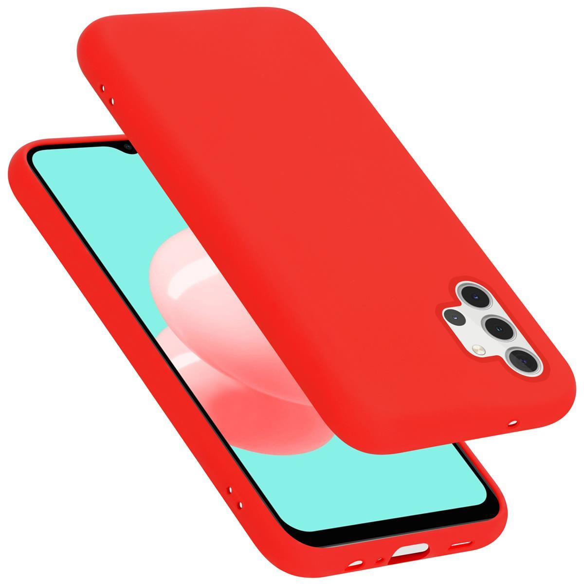Rote Handyhülle mit roter Rückseite und einem Telefon mit hellem Display.