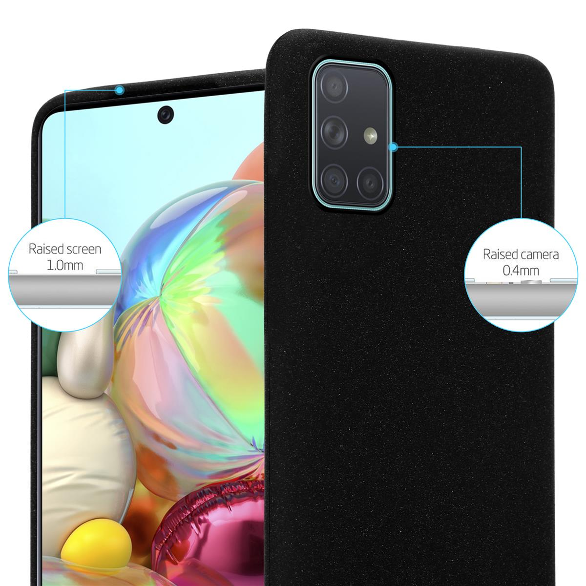 Custodia nera per telefono. Schermo e fotocamera rialzati. La fotocamera è nell'angolo in alto a sinistra. Sfondo bianco.