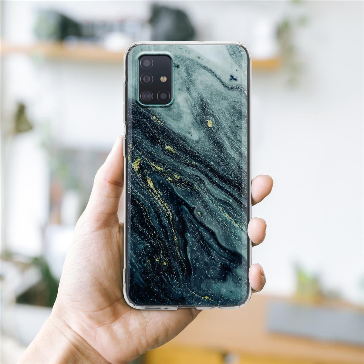 Mano che tiene il telefono in una custodia con un design marmorizzato.