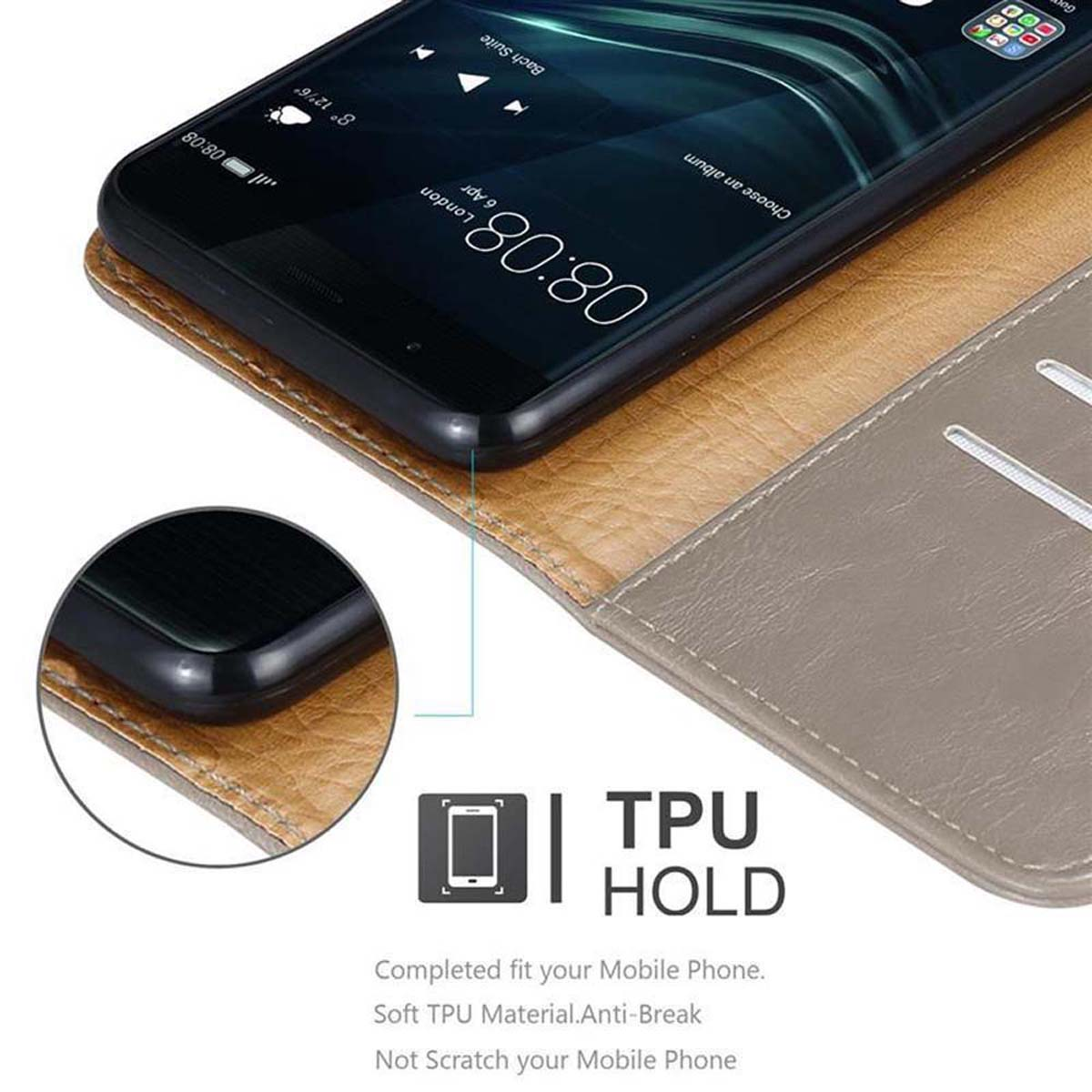 Telefono in una custodia, su una superficie. Vengono visualizzati l'ora e la data. Il testo dice 'TPU HOLD'.