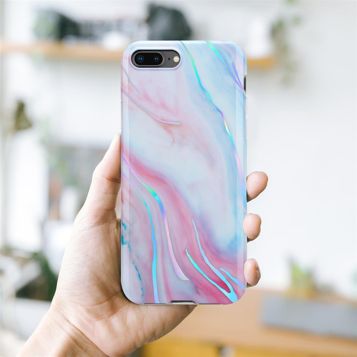 Eine Hand hält ein Telefon mit einer Handyhülle im Marmordesign. Die Hülle hat rosa und blaue Farben.