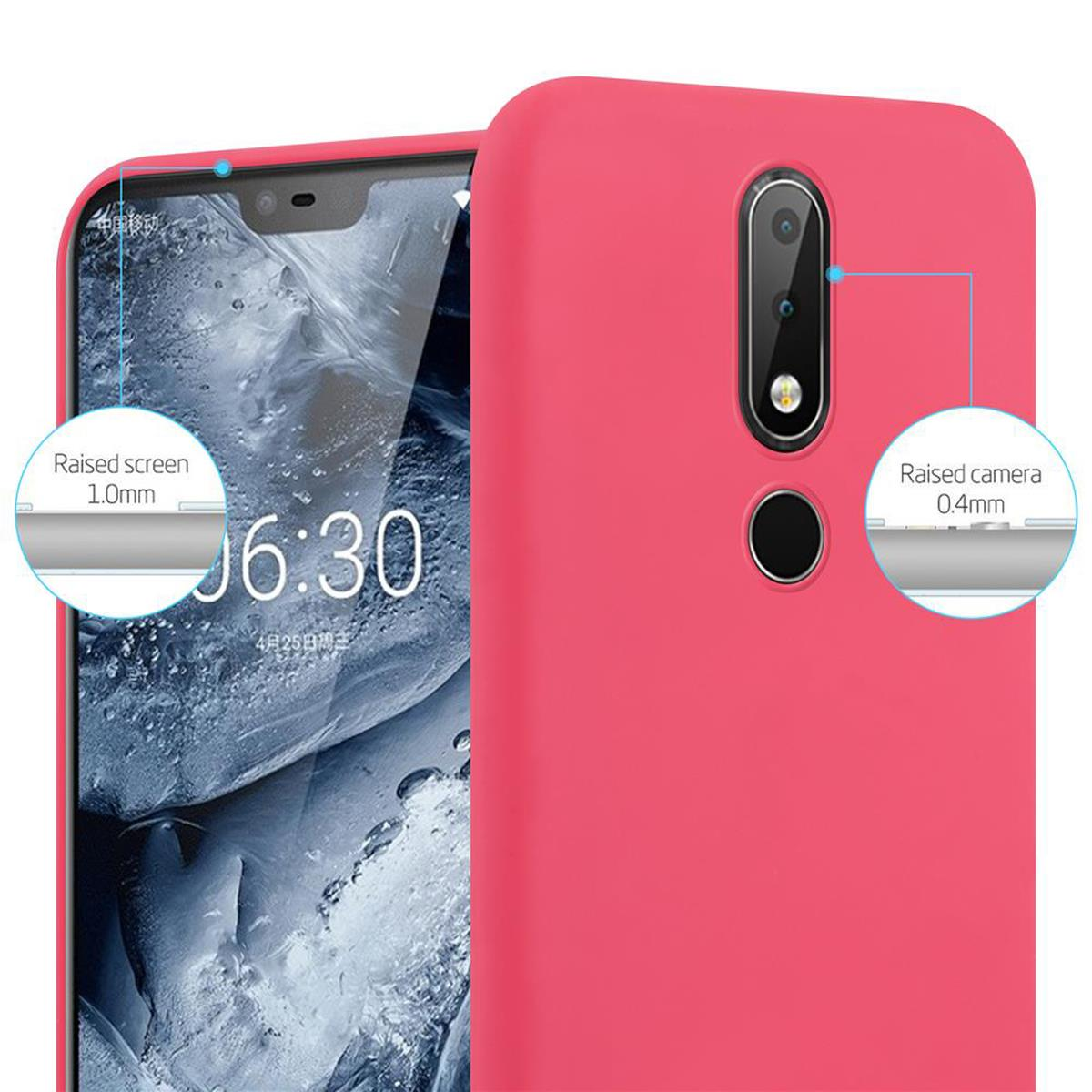 Funda de teléfono rosa en un teléfono que muestra una pantalla. La pantalla y la cámara elevadas están etiquetadas con medidas.