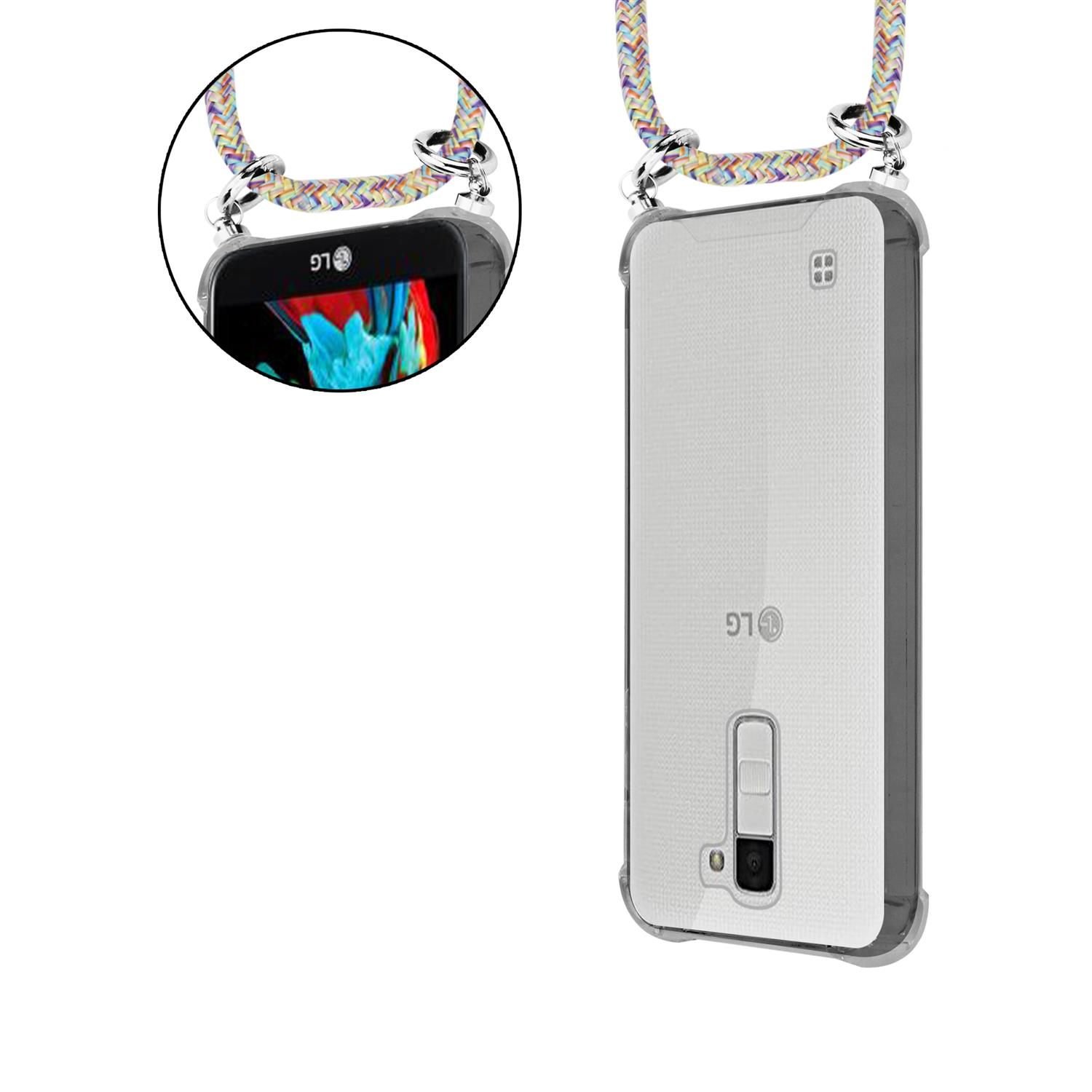 Transparente Handyhülle auf weißem Hintergrund. Die Hülle hat eine bunte Kordel und ein Telefon im Inneren. Goldene Details.