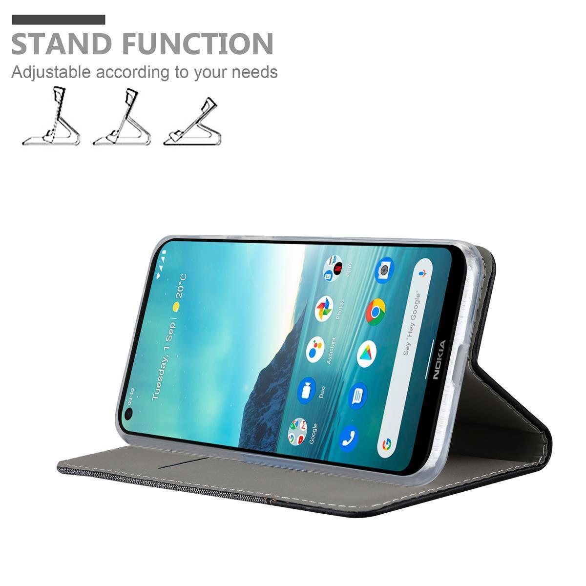 Un telefono in una custodia, aperto, con funzione stand. Il telefono ha uno schermo con un menu e un orologio.