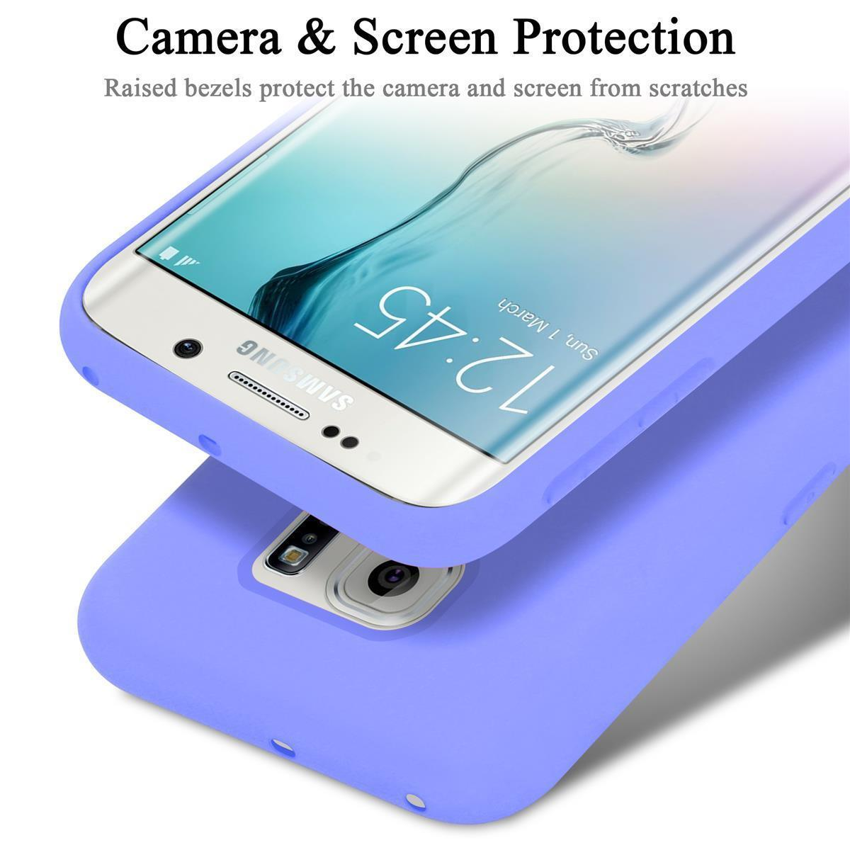 Ein Telefon mit einer blauen Hülle auf einer anderen blauen Hülle. Der Bildschirm zeigt die Uhrzeit.