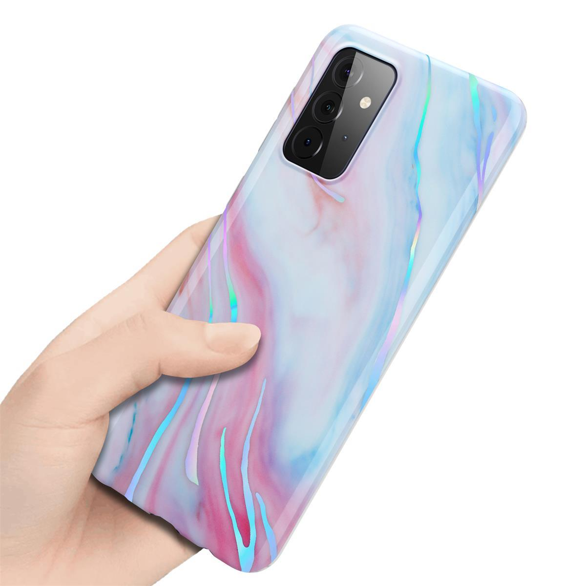 Mano che tiene una custodia per telefono con un design marmorizzato. Vortici di rosa, blu e viola. Sfondo bianco.