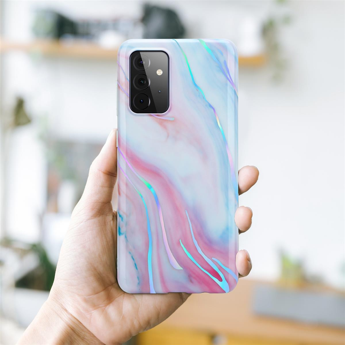 Una mano che tiene una custodia per telefono con un design simile al marmo, con vortici rosa e blu.