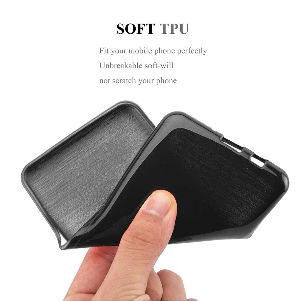Una mano sostiene una funda negra para teléfono. La funda está parcialmente abierta para mostrar su textura interior.