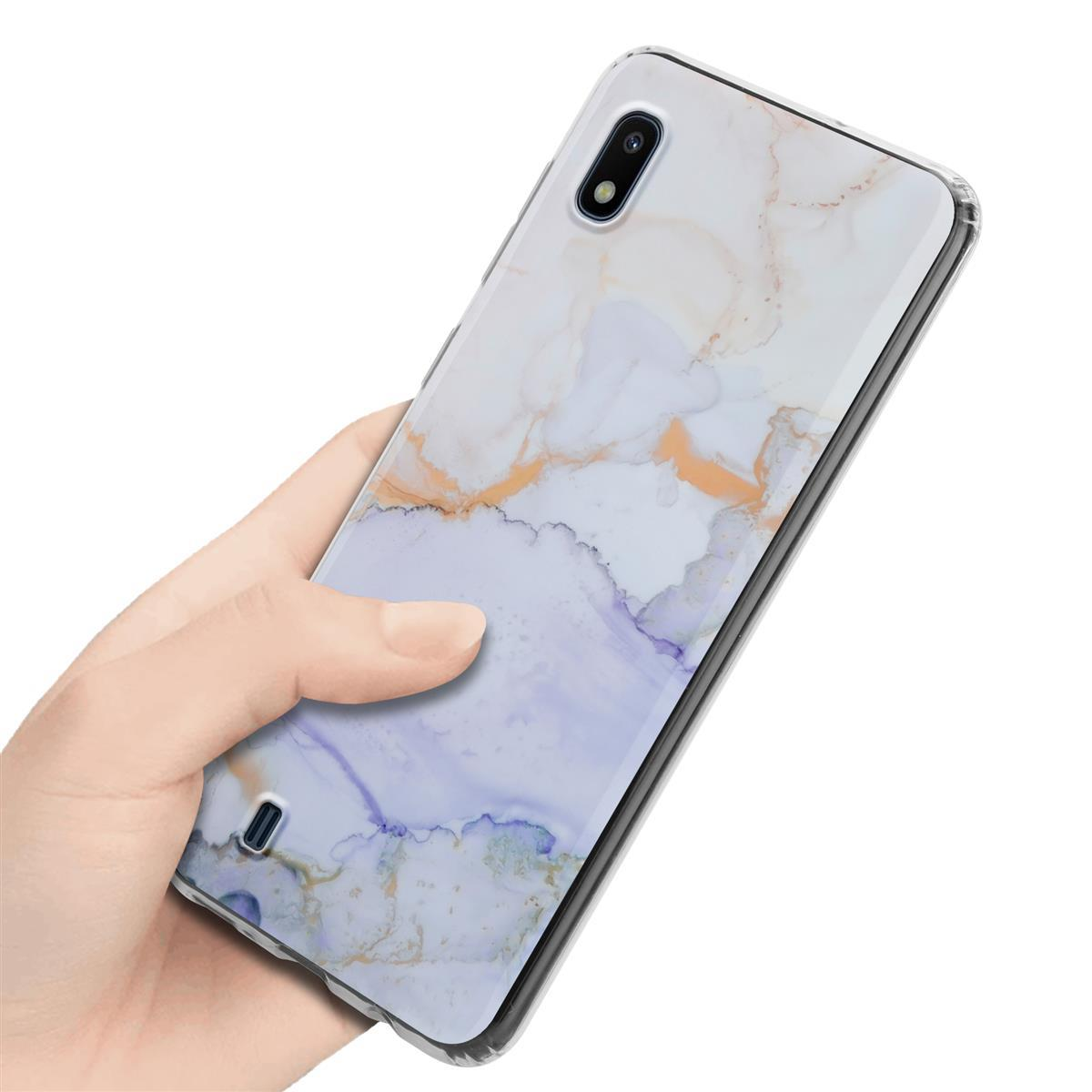 Mano che tiene un telefono in una custodia trasparente. La cover del telefono ha un motivo marmorizzato.
