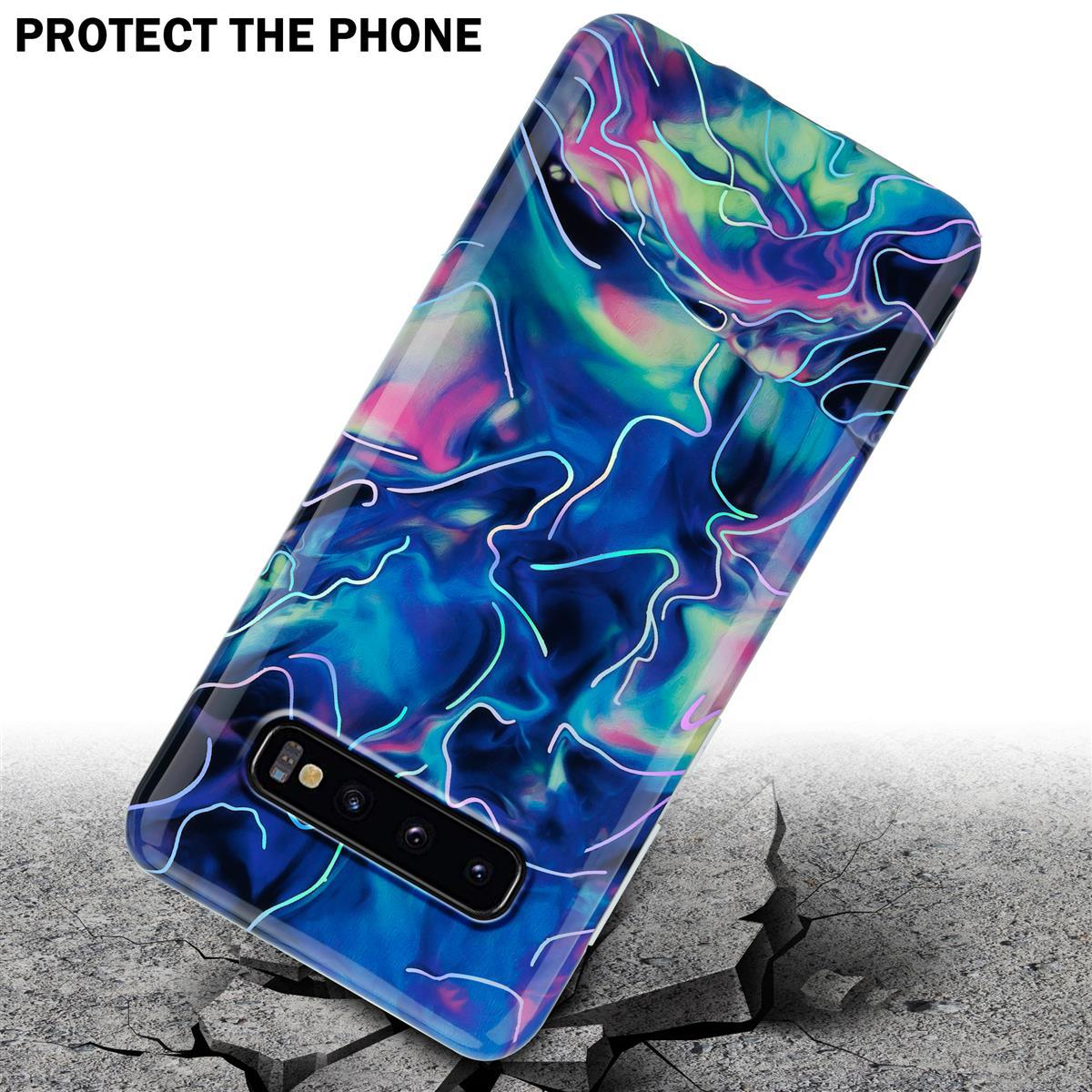 Una custodia per telefono con un motivo colorato sul davanti, terreno crepato in primo piano.