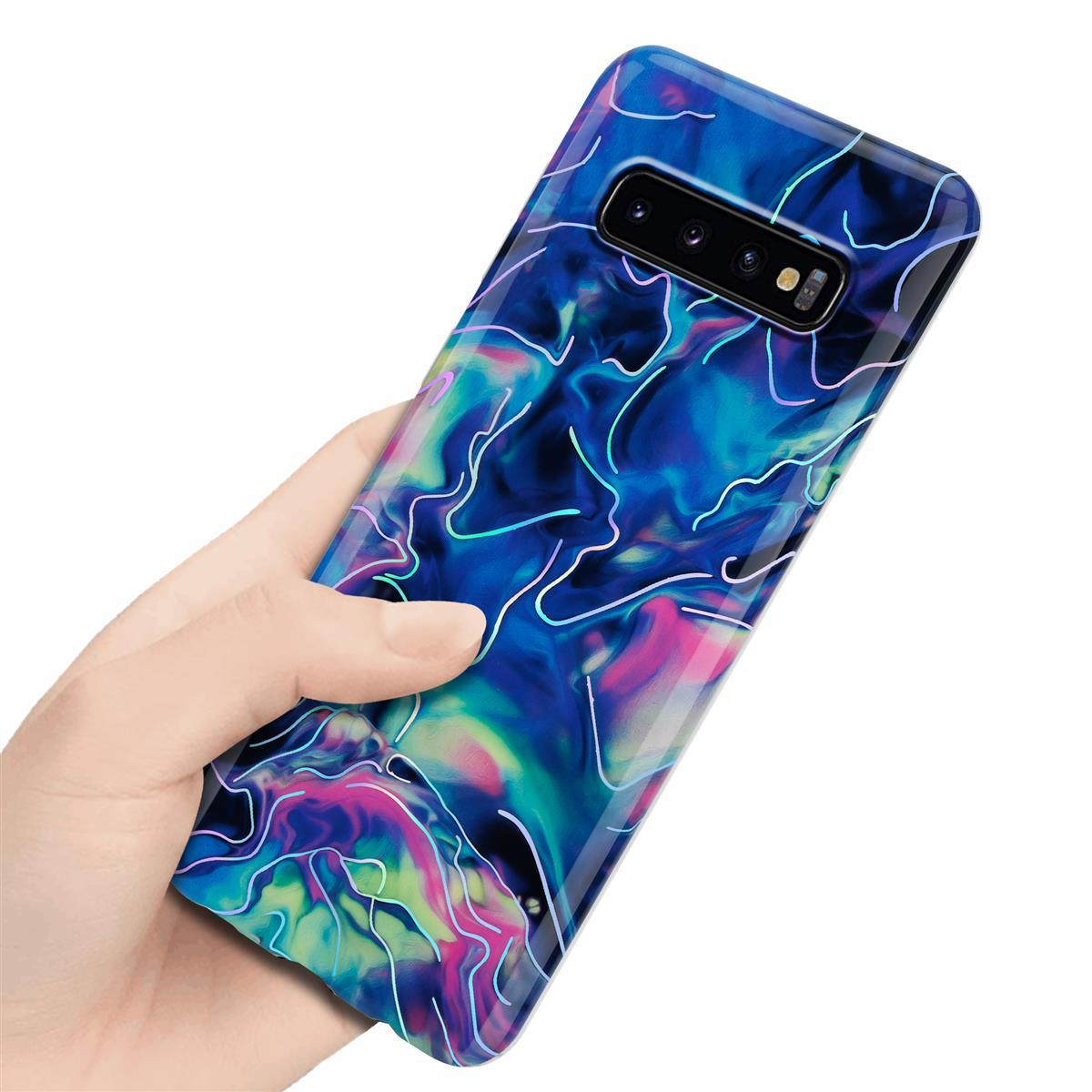Mano che tiene un telefono con una custodia dai motivi astratti e colorati. La custodia ha una finitura lucida.