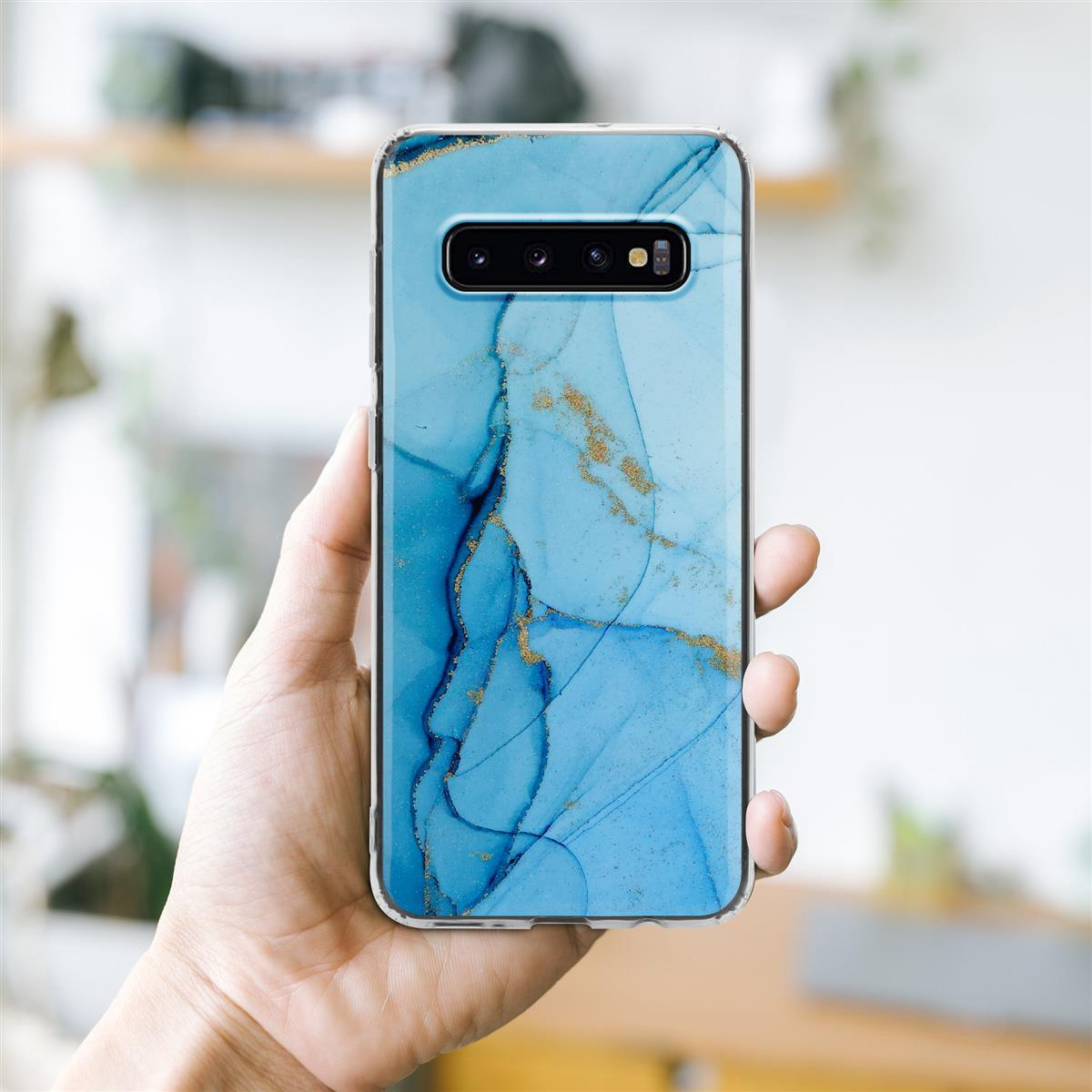Mano che tiene un telefono con una custodia a fantasia blu.