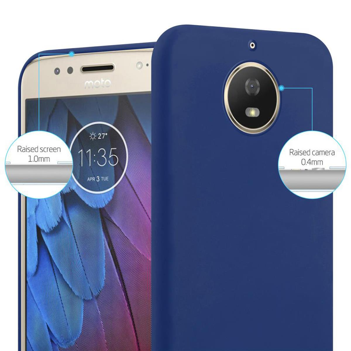 Telefono in una custodia blu, schermo e fotocamera sono evidenziati con misure. Isolato su sfondo bianco.