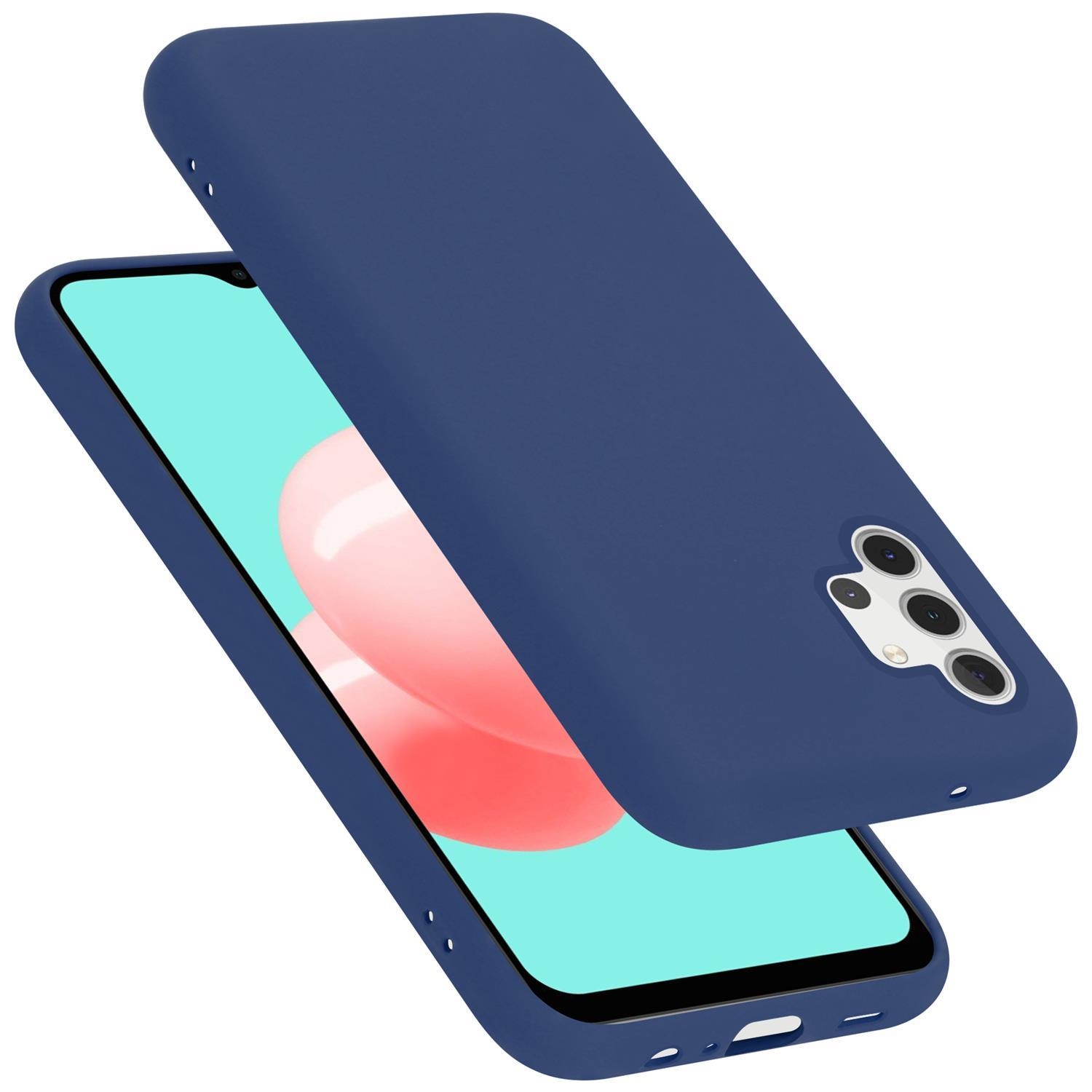 Blaue Handyhülle mit Telefon, eines ist innen, das andere darüber. Weißer Hintergrund.