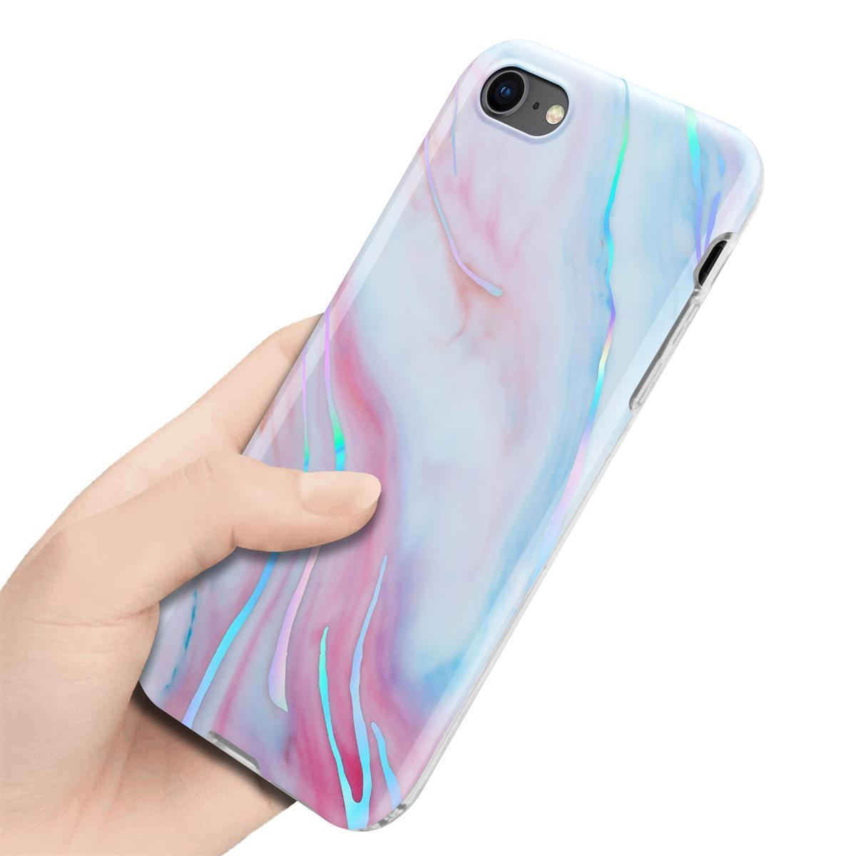 Mano che tiene un telefono con una custodia marmorizzata. La custodia ha un design colorato e iridescente.