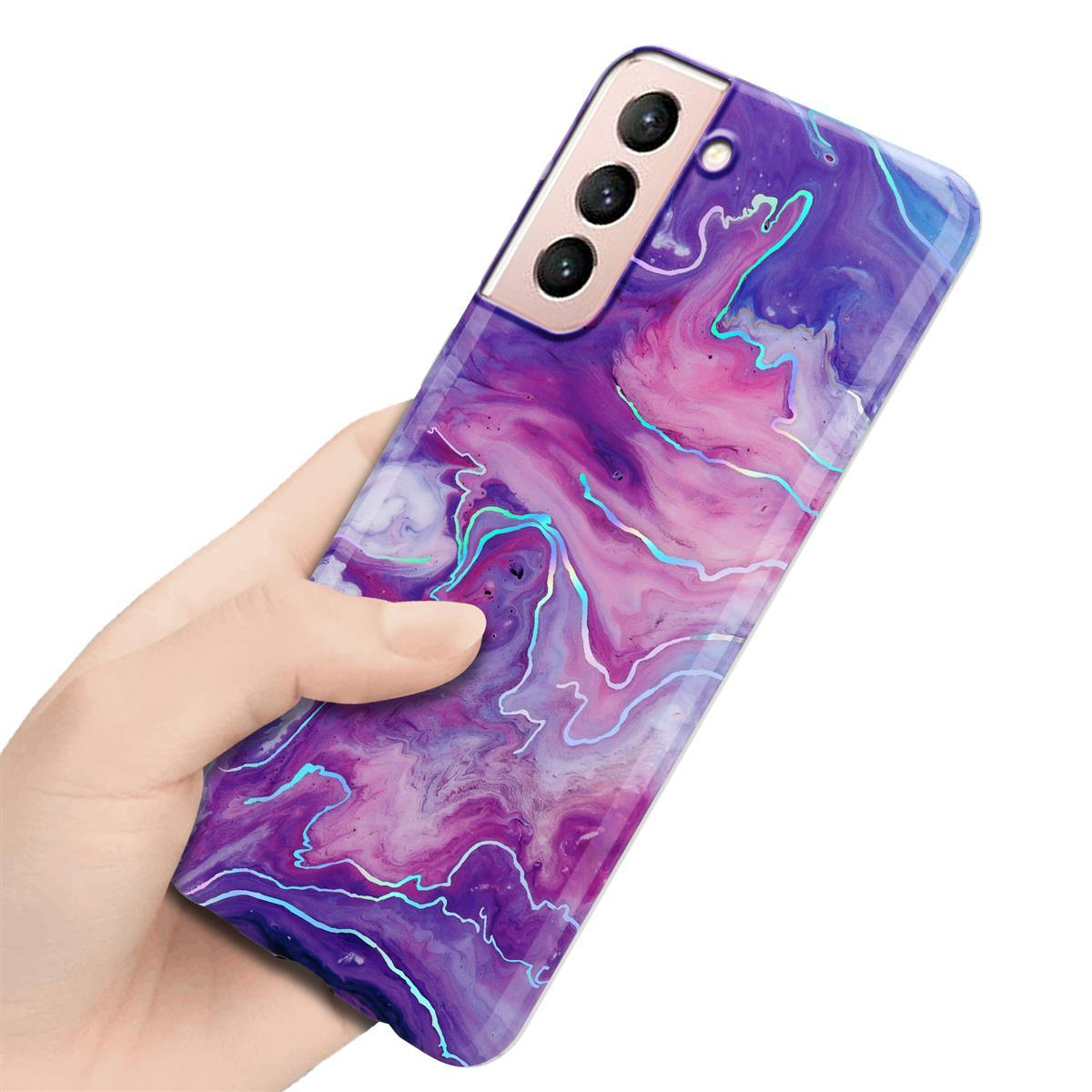 Mano che tiene un telefono con una custodia a fantasia marmorizzata, nei toni del rosa e del viola.