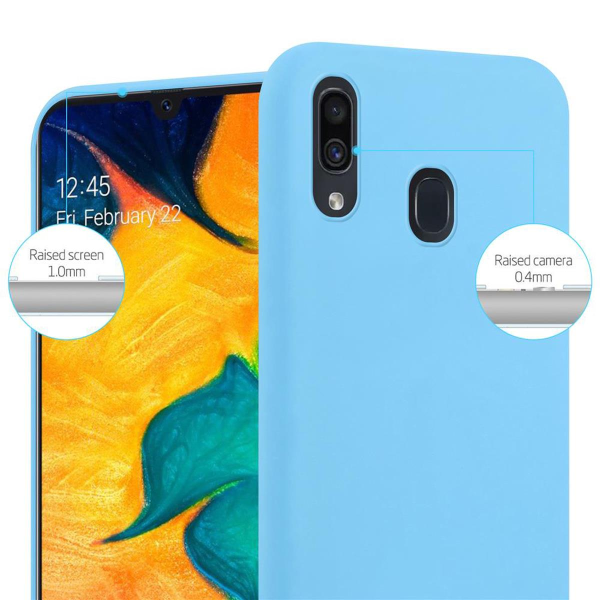 Una custodia per telefono azzurra con annotazioni che mostrano lo schermo e la fotocamera rialzati. Il telefono mostra l'ora e la data.